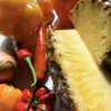 Ananas und Chili für fermentierte Hot Sauce