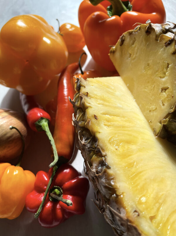 Ananas und Chili für fermentierte Hot Sauce
