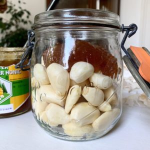 Knoblauchzehen und Honig fermentieren