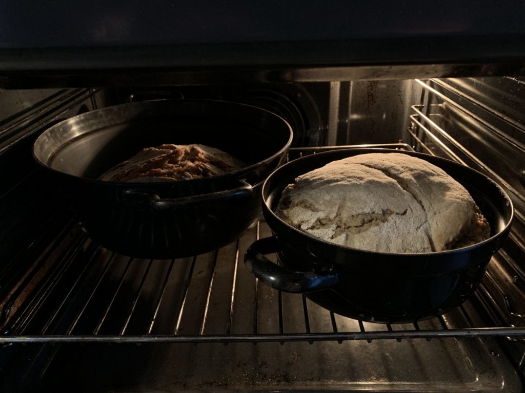 Sauerteigbrot im Ofen