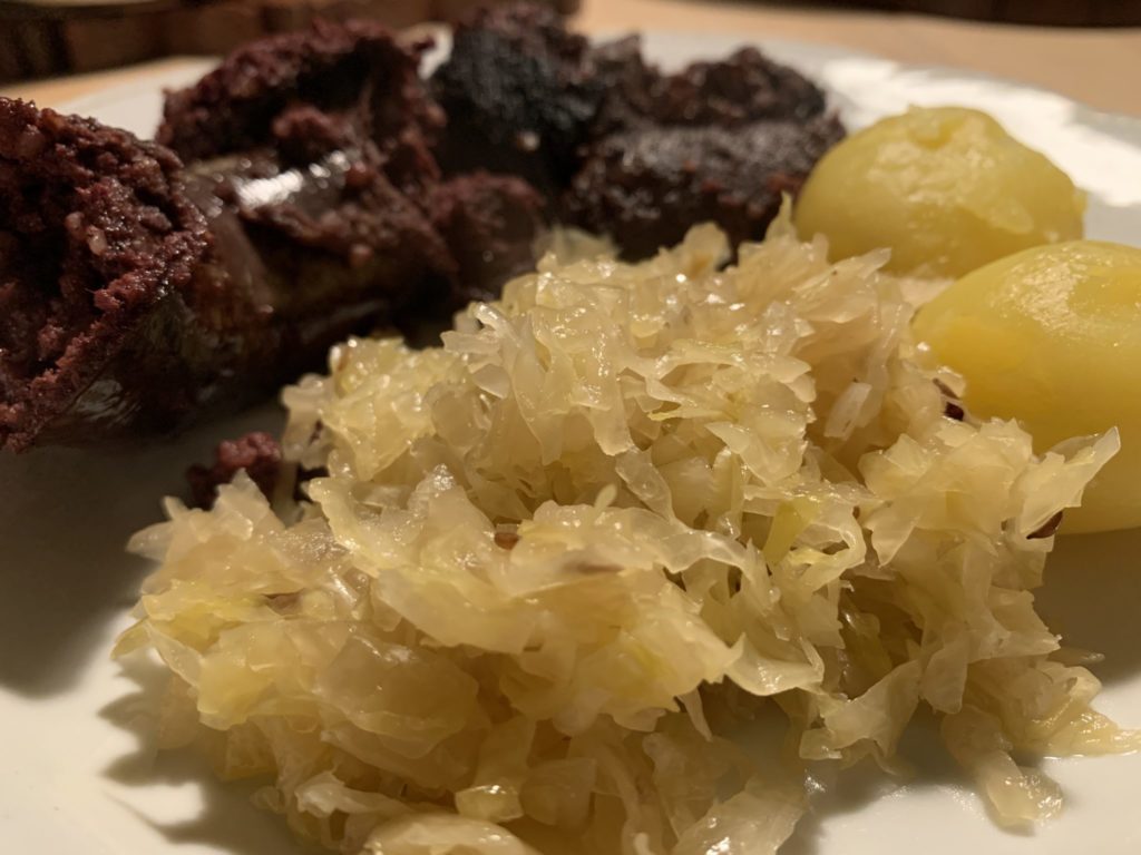 Sauerkraut mit Grützwurst