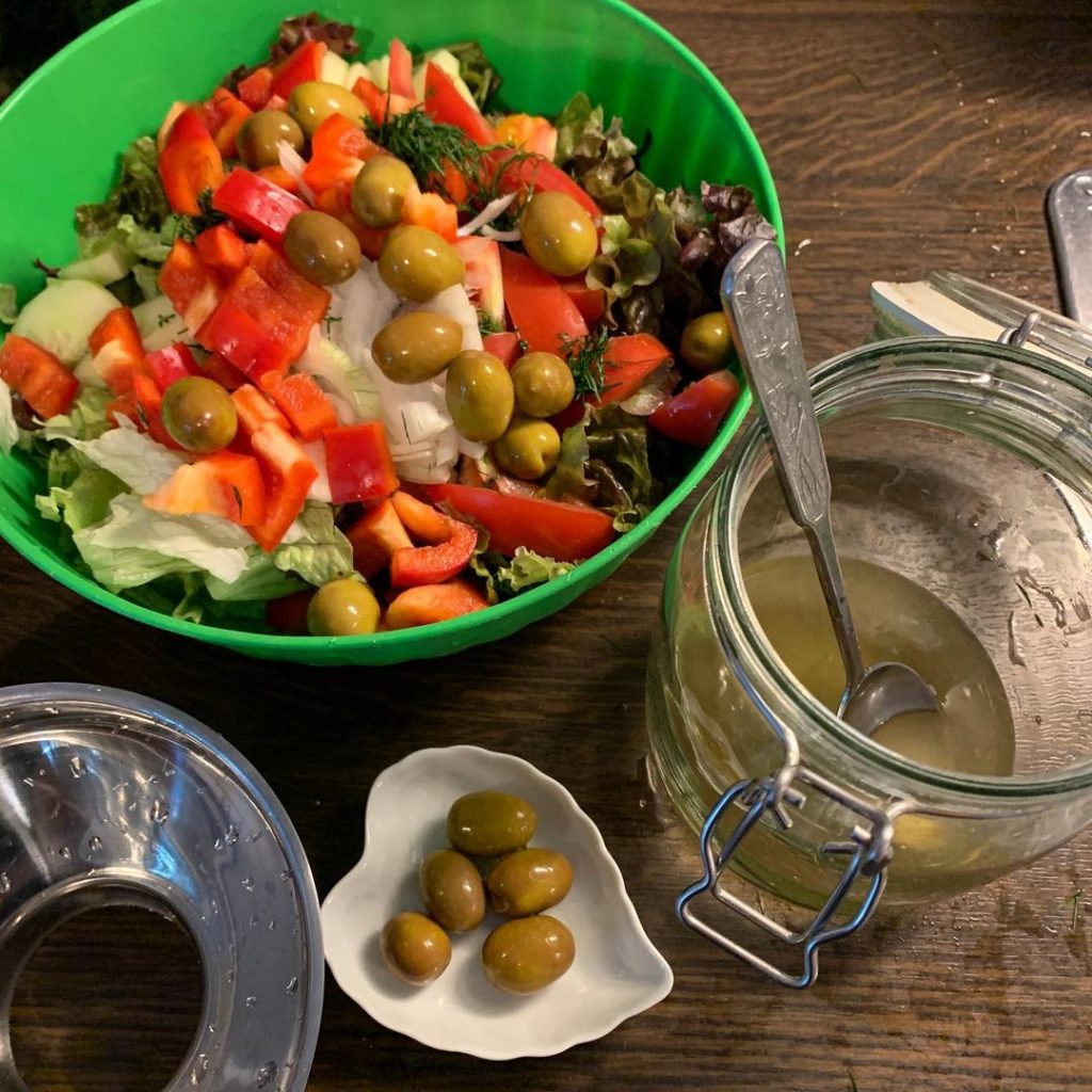 Salat mit selbst fermentierten Oliven