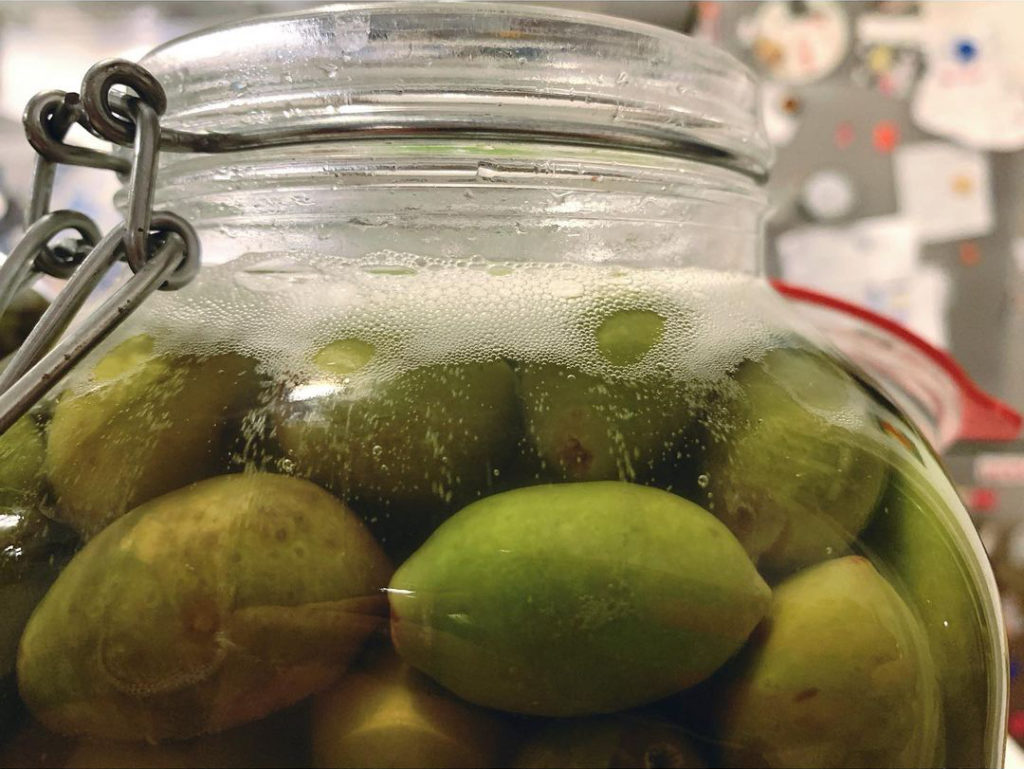 Grüne fermentierte Oliven
