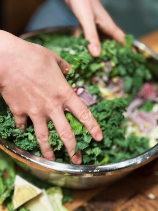 Hände kneten Sauerkraut (Grünkohlferment)