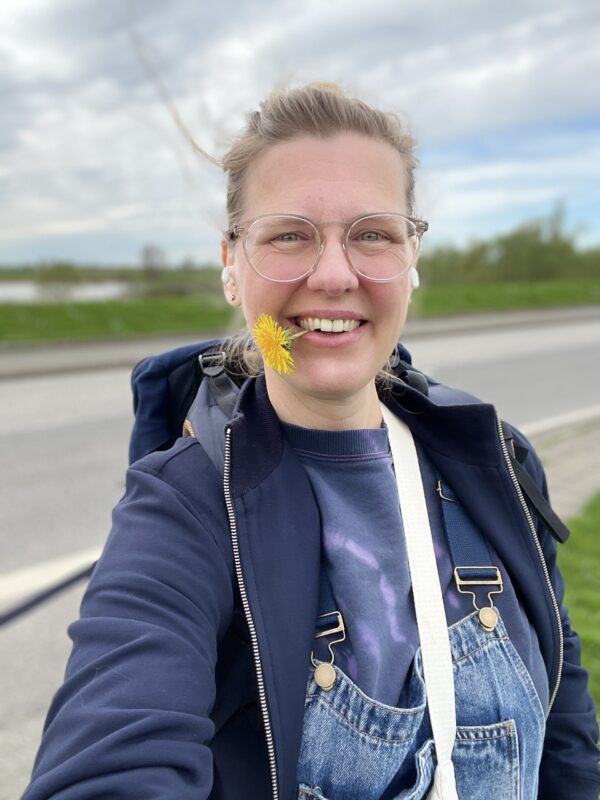 Katsu mit Löwenzahn im Mund Katsu mit Löwenzahn im Mund