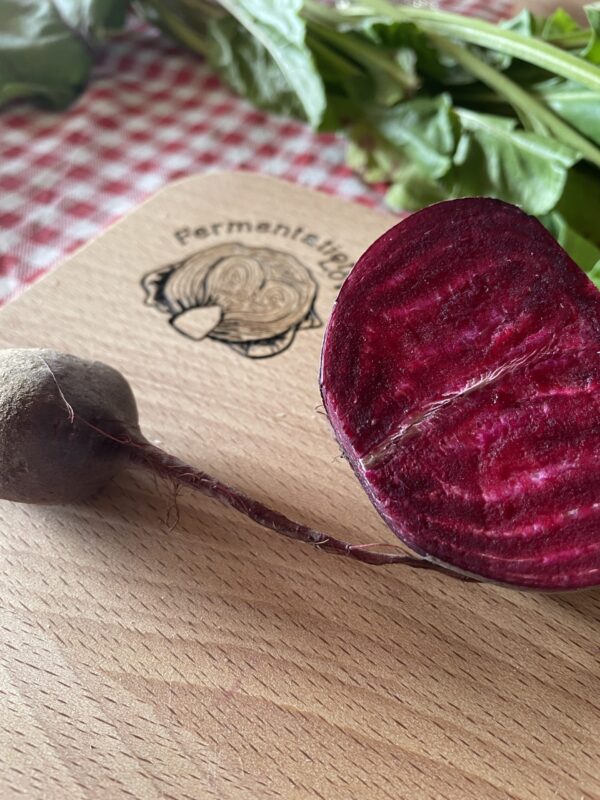 Rote Bete auf Brett