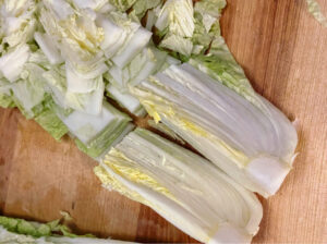 Geschnittener Chinakohl auf einem Brett