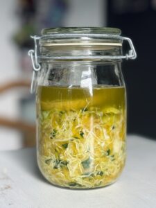 Gelbe Bete Kraut mit Bärlauch